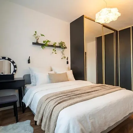 Old Town With Free Parking & Ac Apartment
